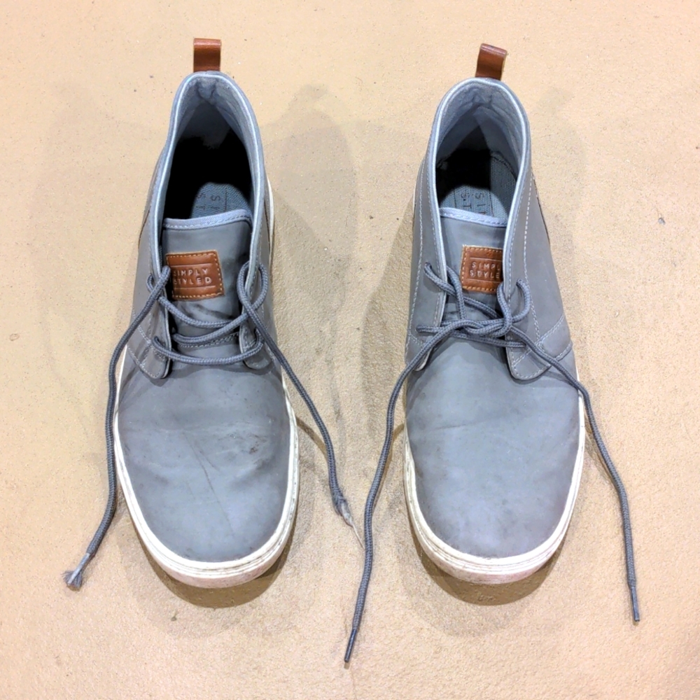 Simply styled men's shoes size 9